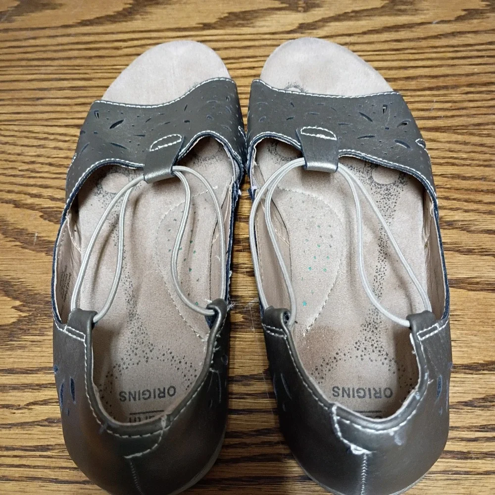 Earth Origins Ingrid Champagne Metallic Laser Cut Bungee Sandals Women 9M